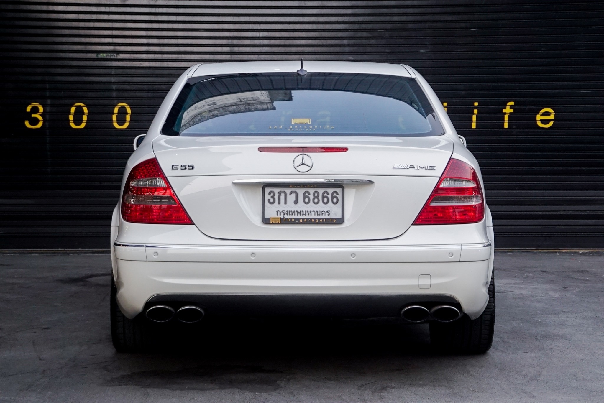 Mercedes-Benz E55 AMG ปี 2005 สีขาว (รูปที่ 4)