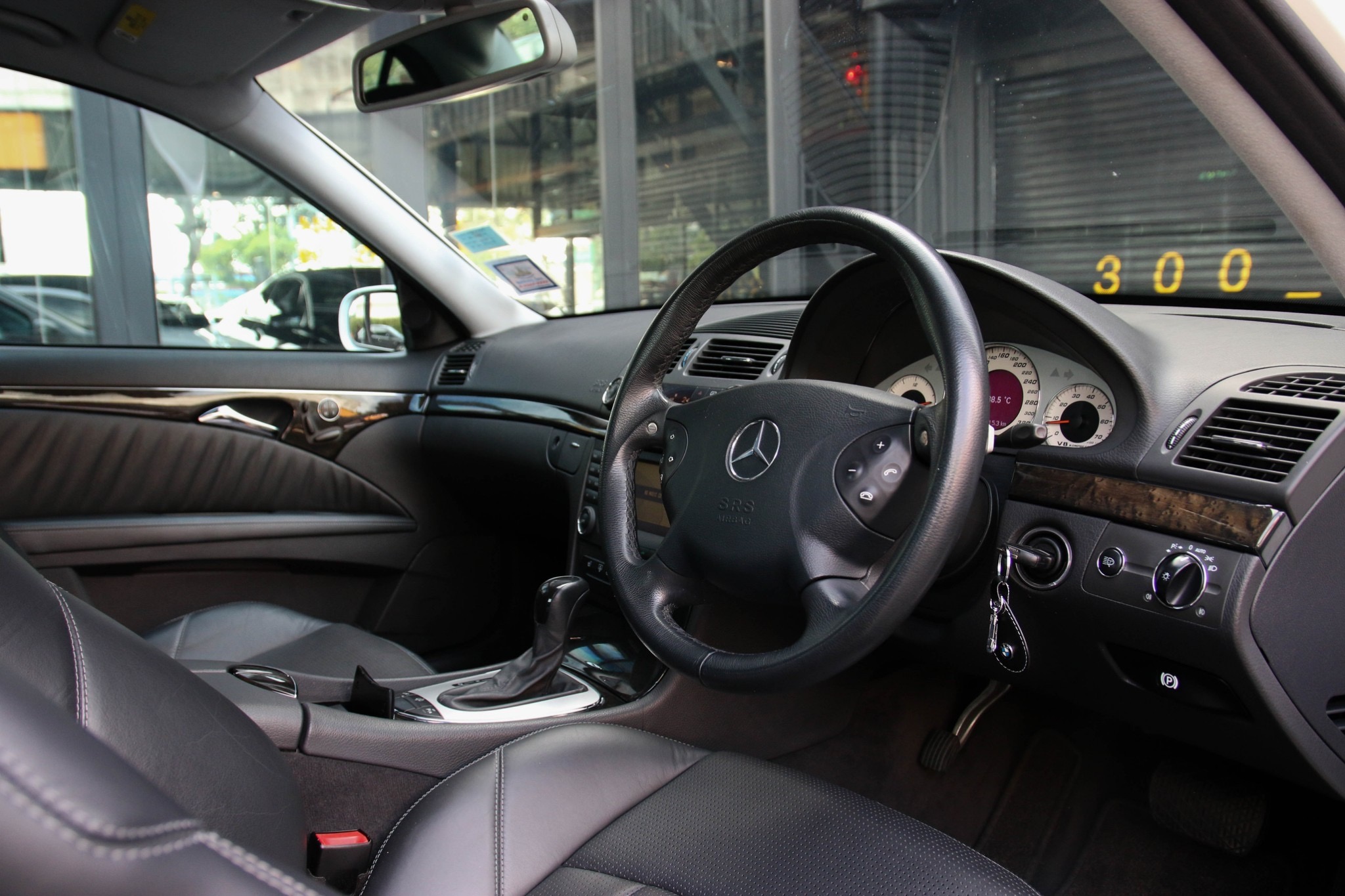 Mercedes-Benz E55 AMG ปี 2005 สีขาว