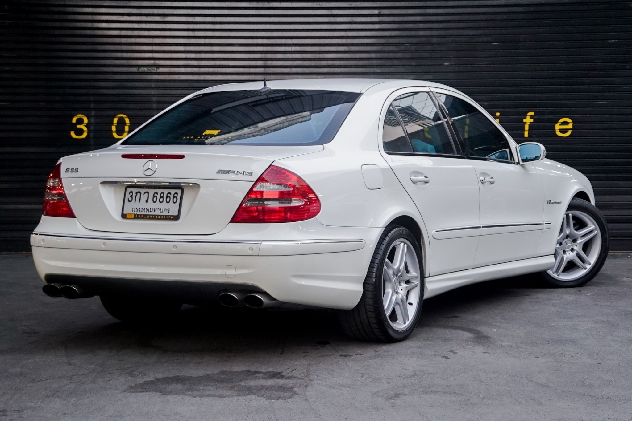 Mercedes-Benz E55 AMG ปี 2005 สีขาว (รูปที่ 2)