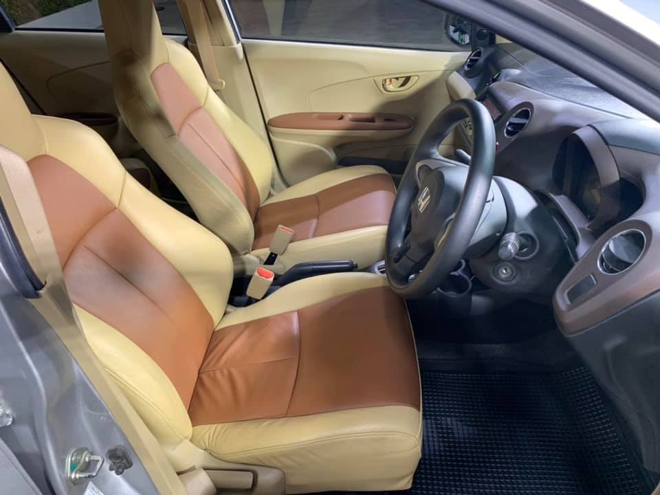 Honda Brio ปี 2011 สีเงิน (รูปที่ 6)
