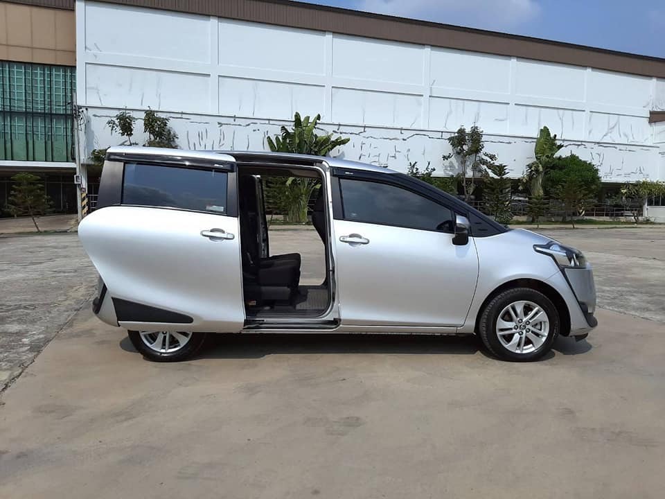 Toyota Sienta ปี 2017 สีเงิน (รูปที่ 3)