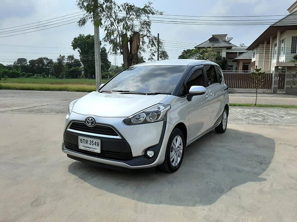 Toyota Sienta ปี 2017 สีเงิน