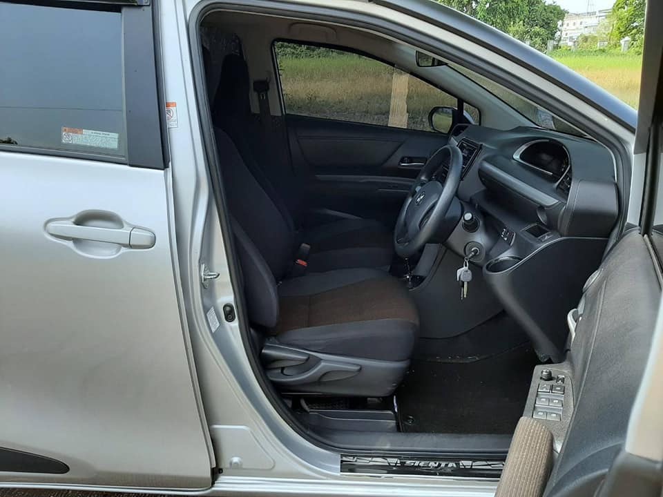 Toyota Sienta ปี 2017 สีเงิน (รูปที่ 5)