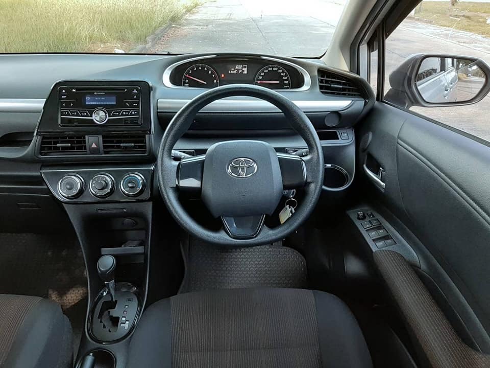 Toyota Sienta ปี 2017 สีเงิน