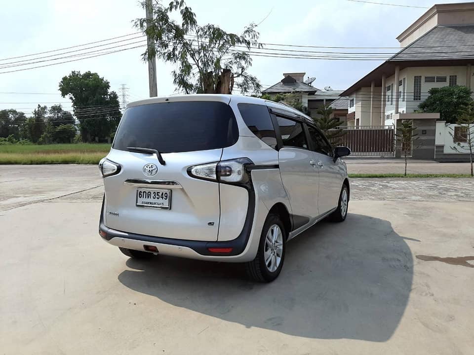 Toyota Sienta ปี 2017 สีเงิน (รูปที่ 16)