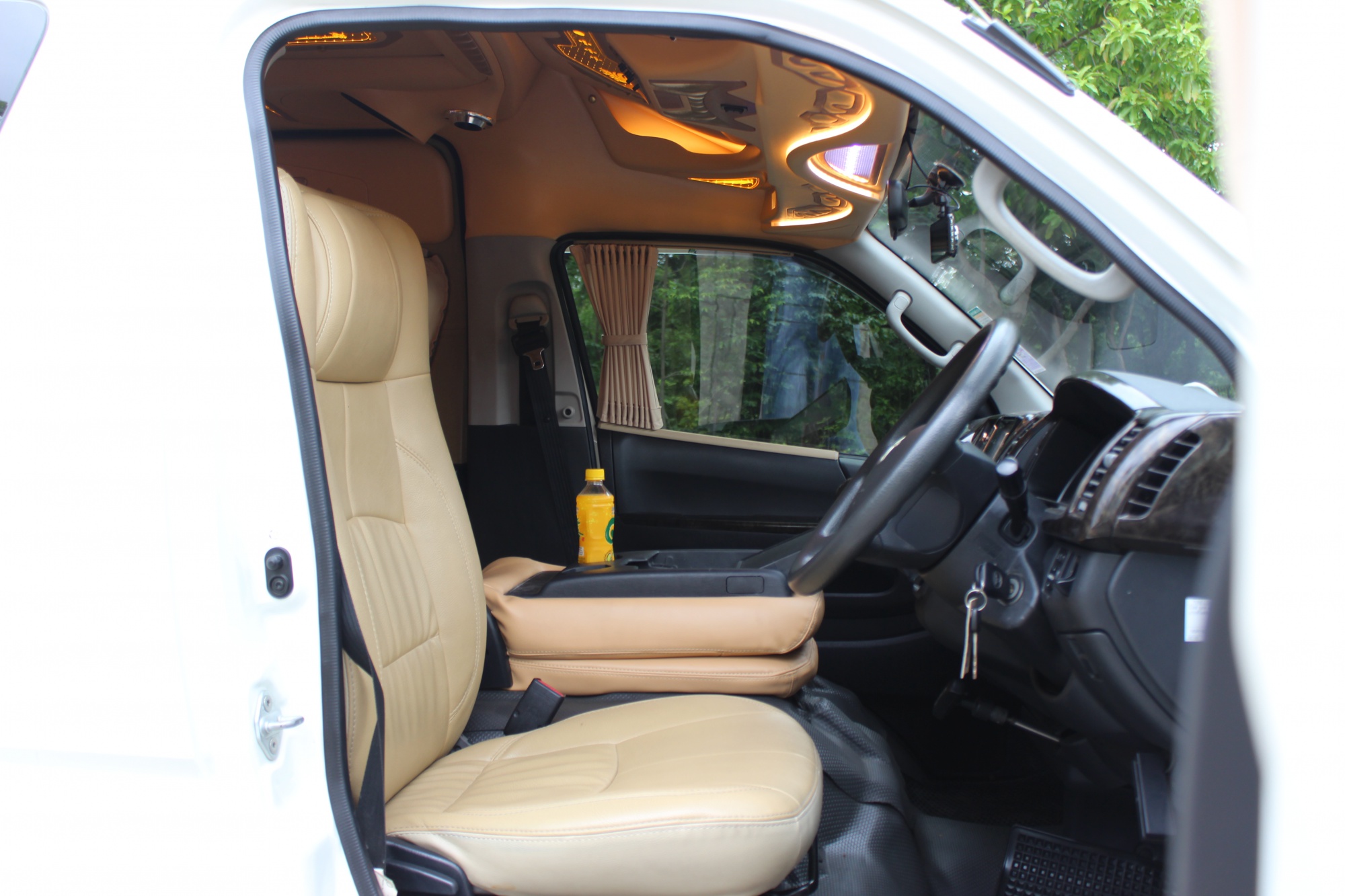 Toyota HiAce Commuter ปี 2015สีขาว (รูปที่ 7)