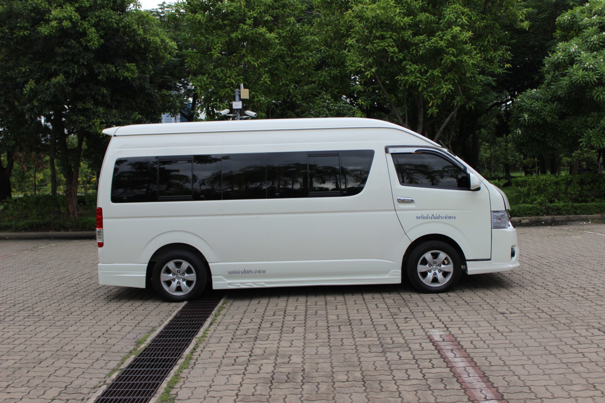 Toyota HiAce Commuter ปี 2015สีขาว (รูปที่ 2)