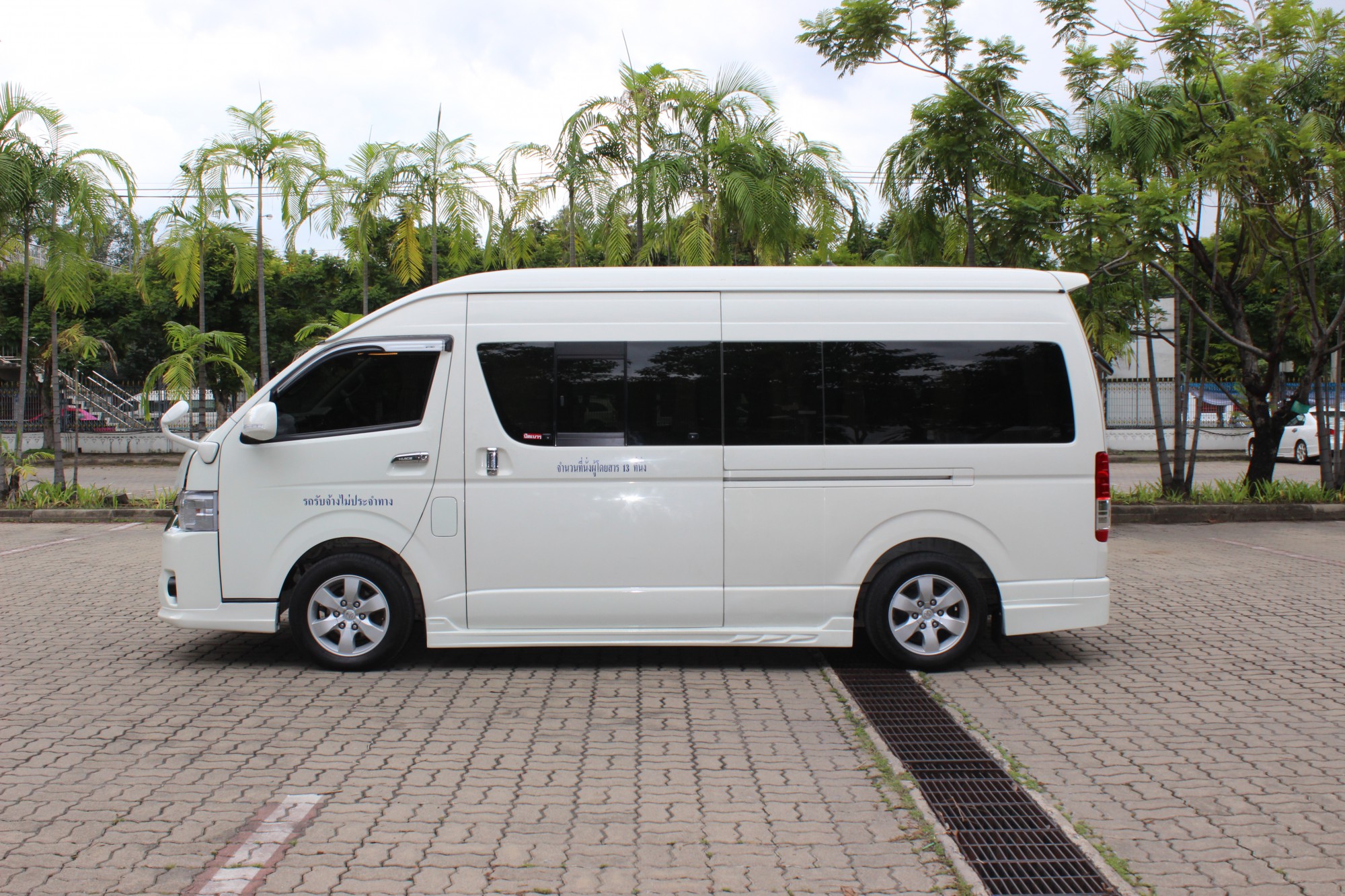 Toyota HiAce Commuter ปี 2015สีขาว (รูปที่ 3)