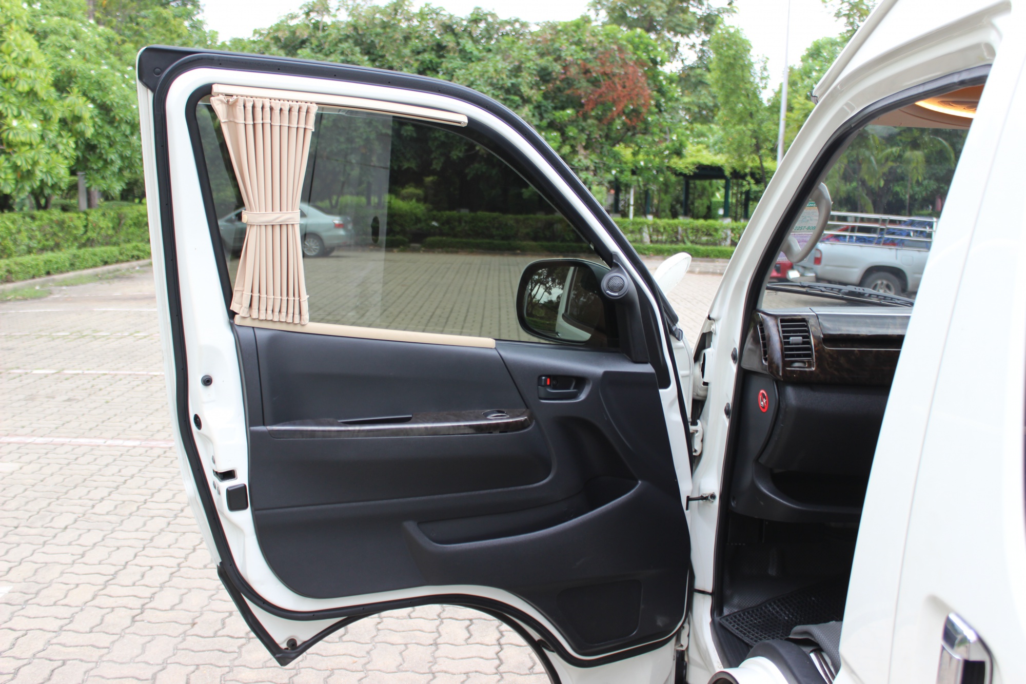 Toyota HiAce Commuter ปี 2015สีขาว (รูปที่ 5)