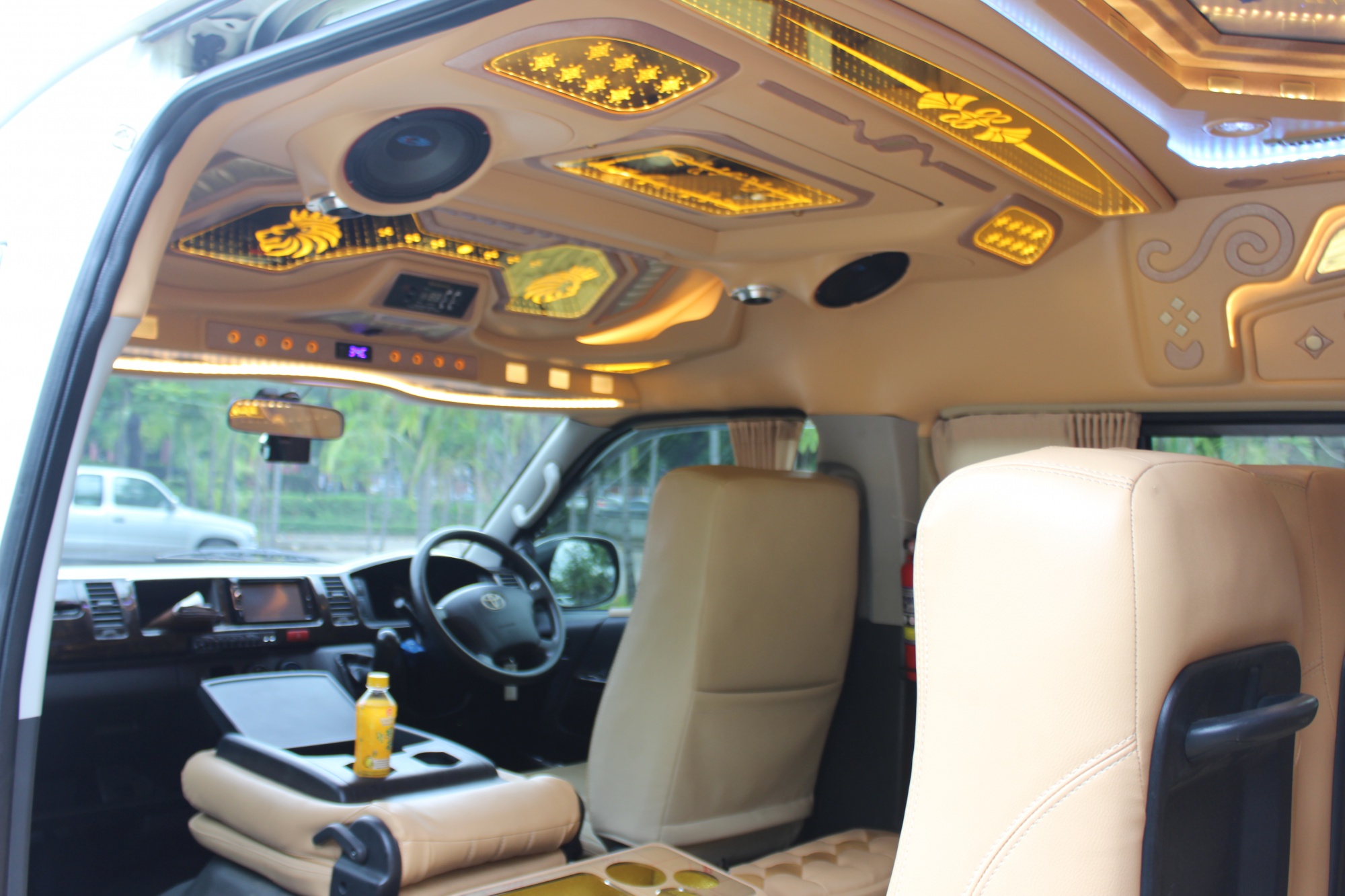 Toyota HiAce Commuter ปี 2015สีขาว (รูปที่ 8)