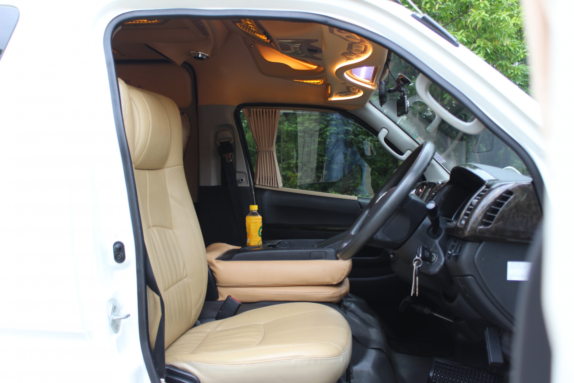 Toyota HiAce Commuter ปี 2015สีขาว (รูปที่ 13)