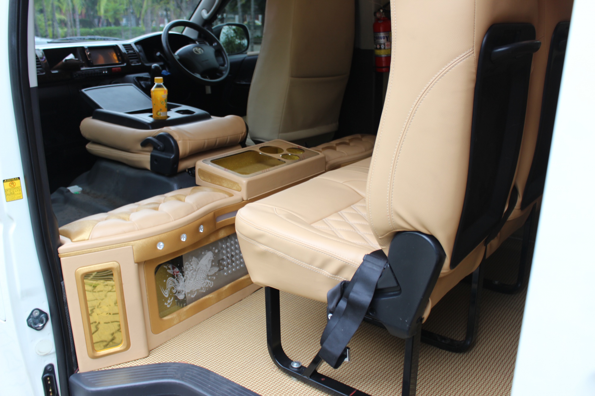 Toyota HiAce Commuter ปี 2015สีขาว (รูปที่ 11)