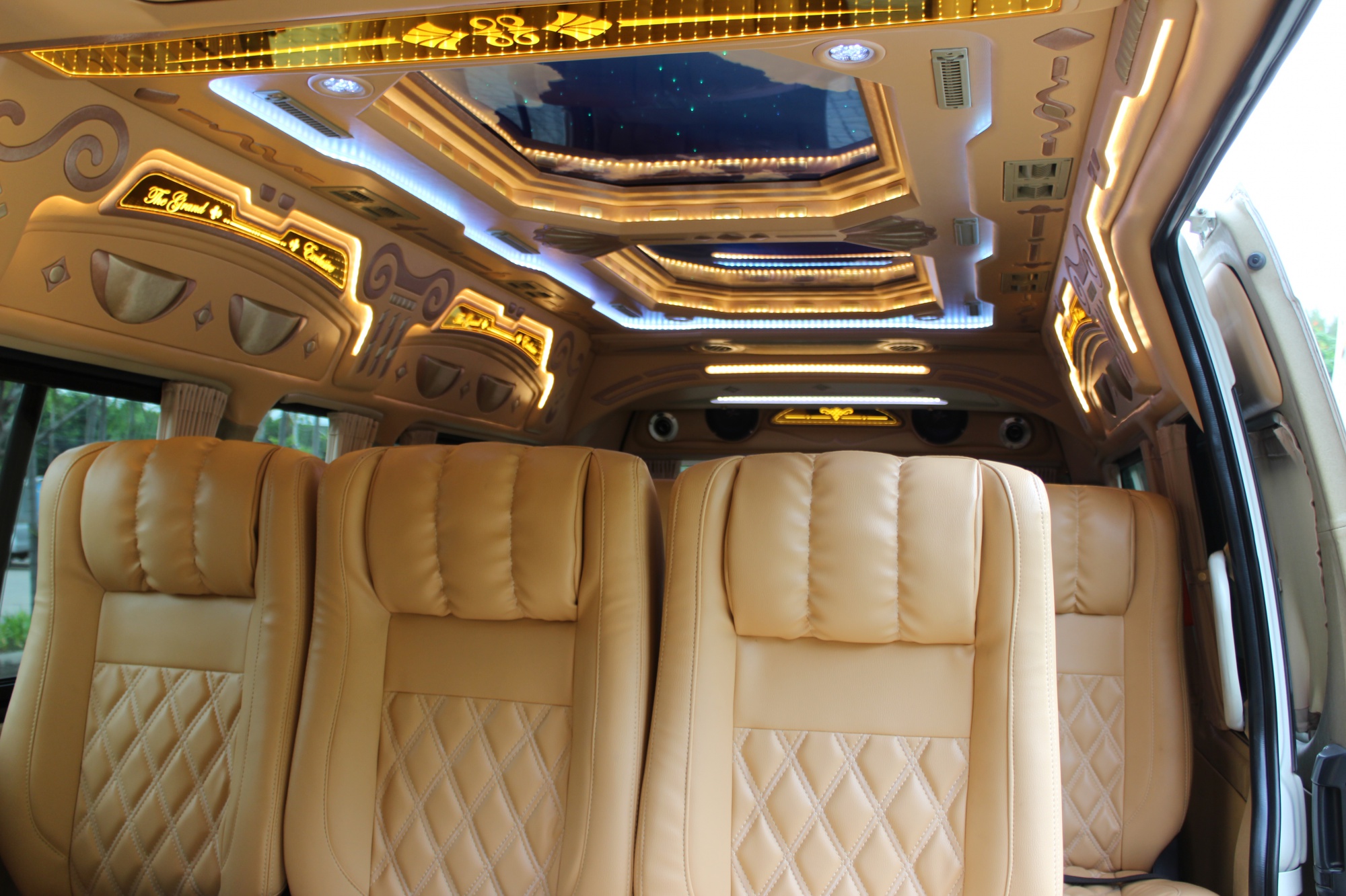 Toyota HiAce Commuter ปี 2015สีขาว (รูปที่ 10)