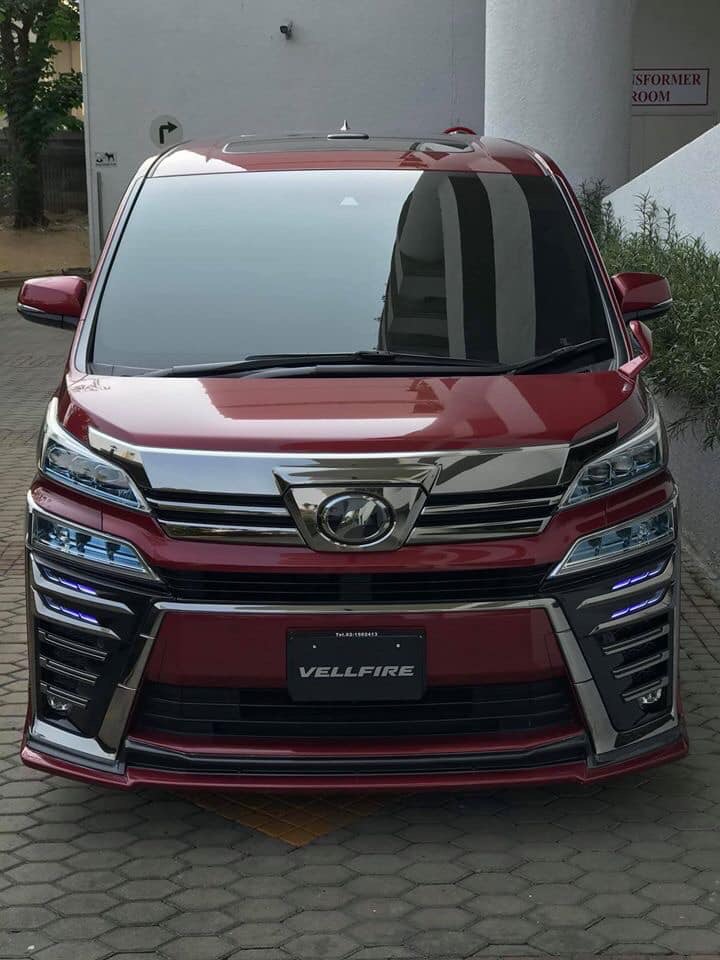 Toyota Vellfire ปี 2018 สีแดง