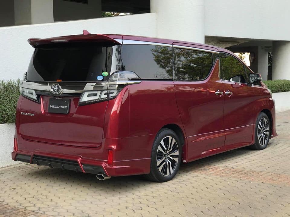 Toyota Vellfire ปี 2018 สีแดง