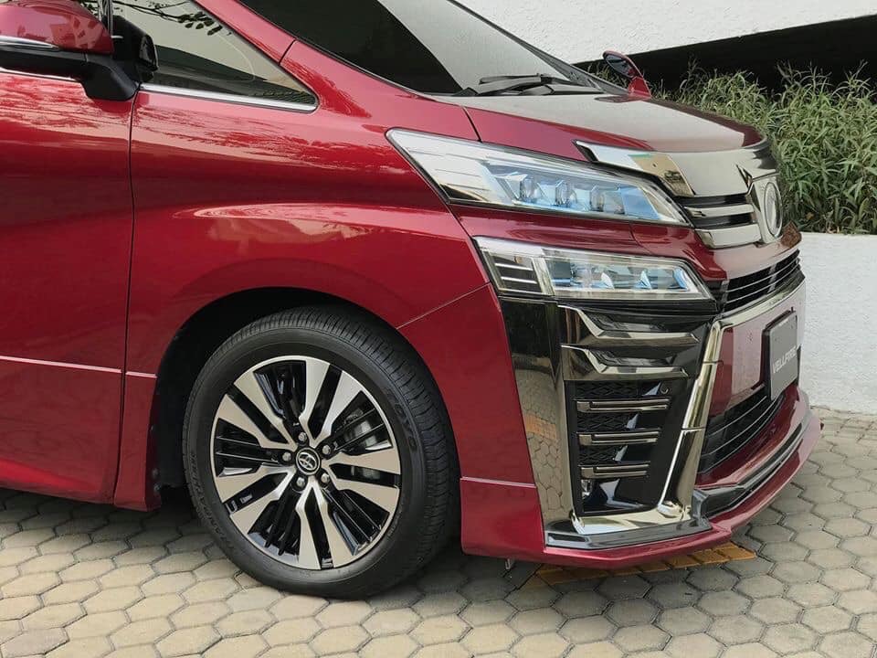 Toyota Vellfire ปี 2018 สีแดง