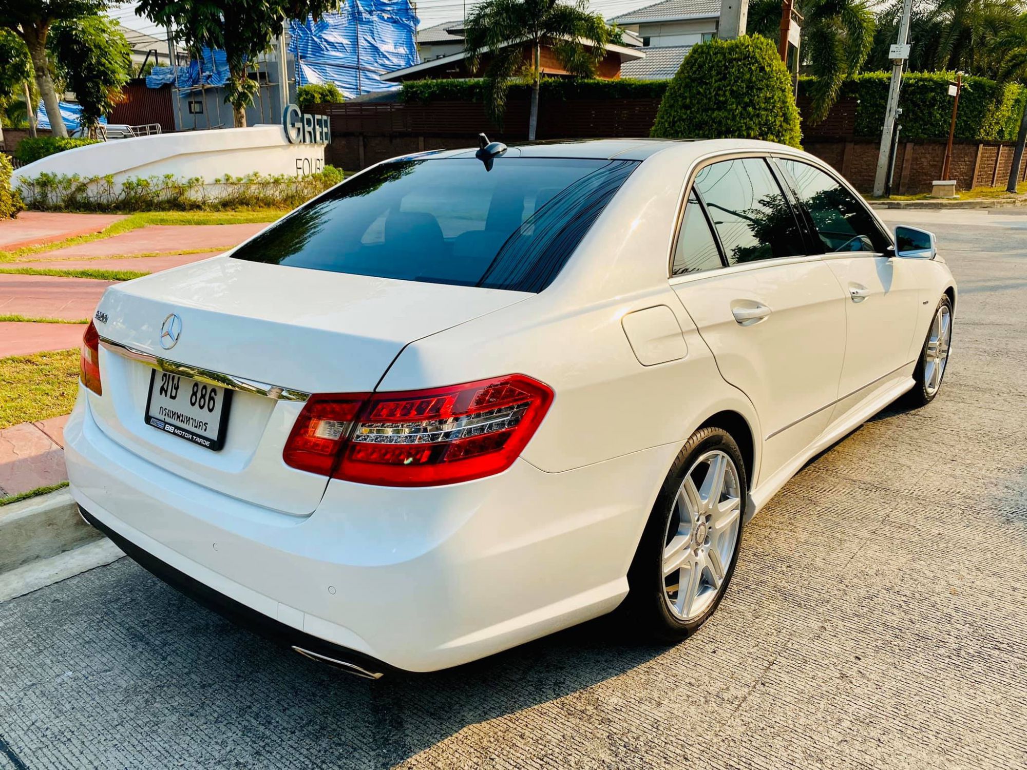 Mercedes-Benz E-Class W212 E200 ปี 2012 สีขาว (รูปที่ 4)