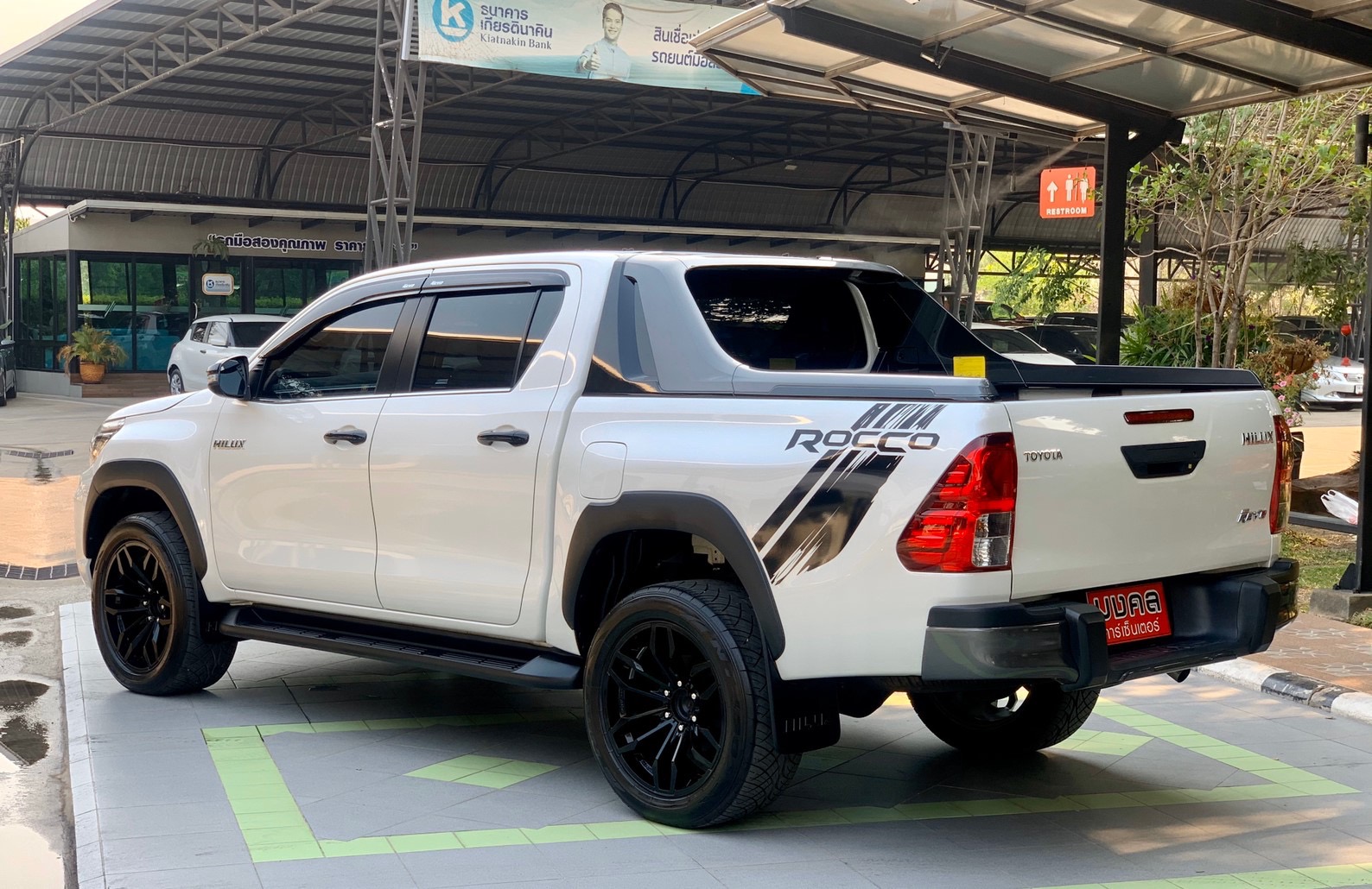 Toyota Hilux Revo Prerunner (4 ประตู) ปี 2019 สีขาว (รูปที่ 4)