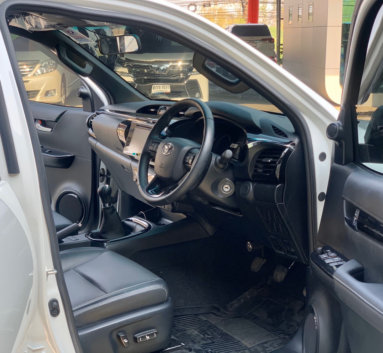 Toyota Hilux Revo Prerunner (4 ประตู) ปี 2019 สีขาว (รูปที่ 15)