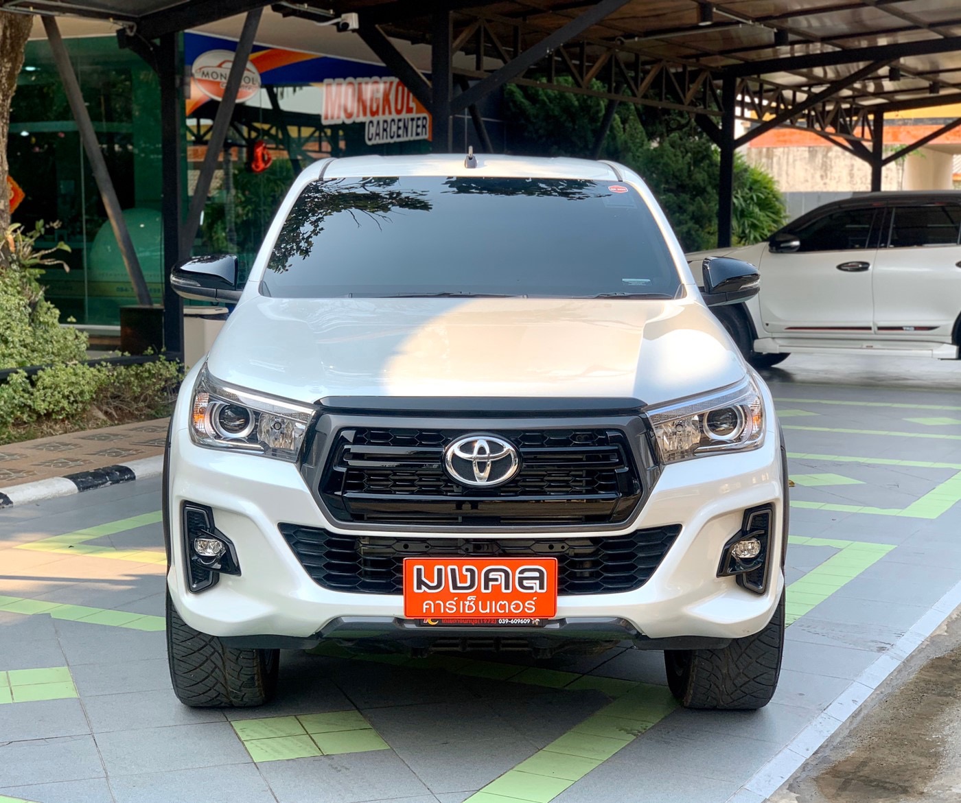 Toyota Hilux Revo Prerunner (4 ประตู) ปี 2019 สีขาว (รูปที่ 2)