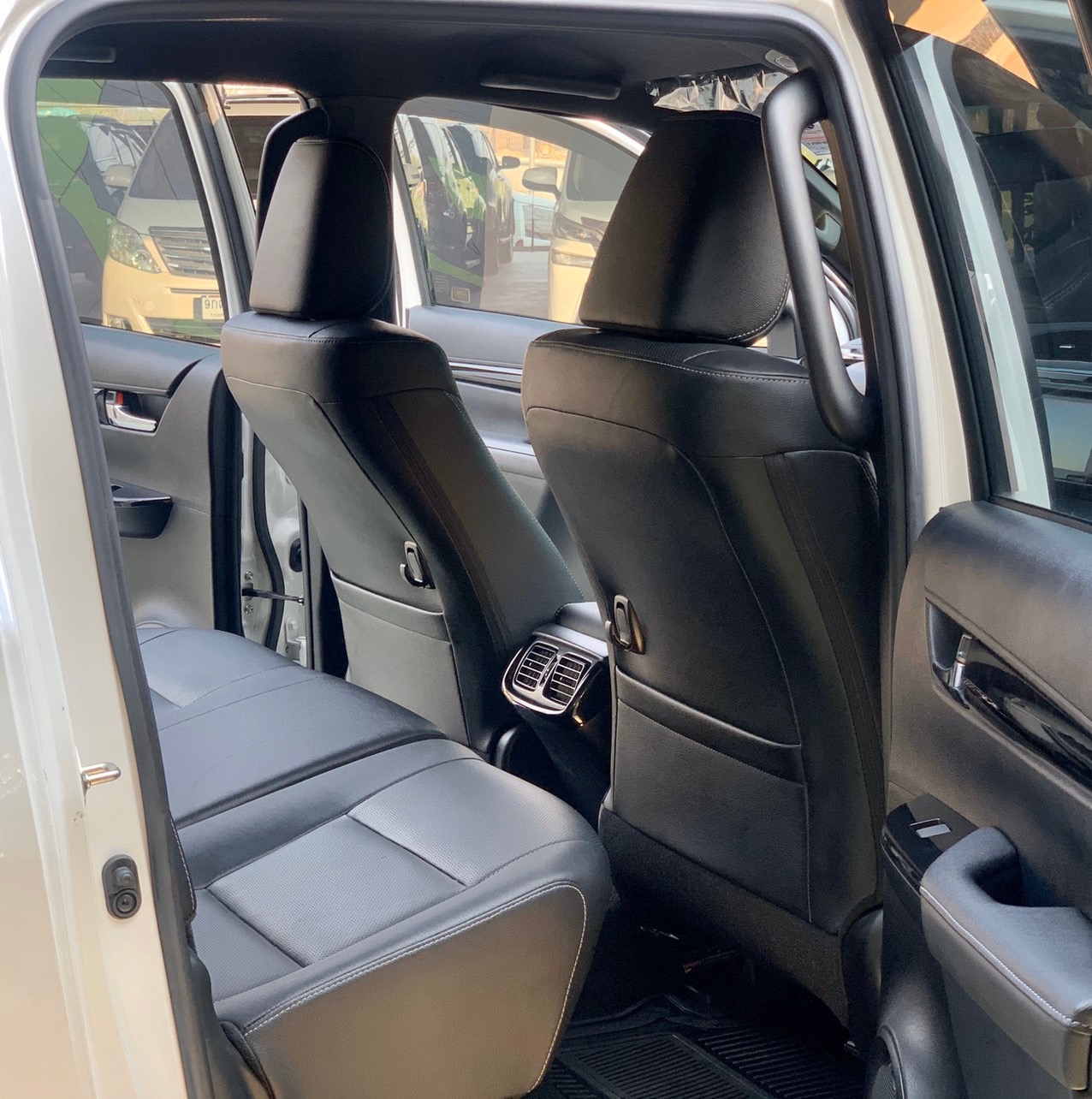 Toyota Hilux Revo Prerunner (4 ประตู) ปี 2019 สีขาว (รูปที่ 14)