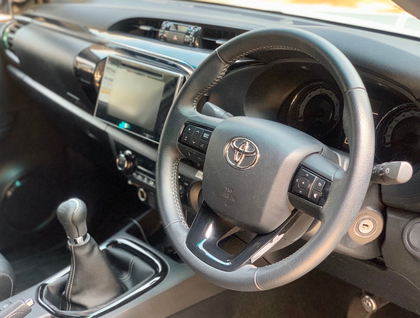 Toyota Hilux Revo Prerunner (4 ประตู) ปี 2019 สีขาว (รูปที่ 10)
