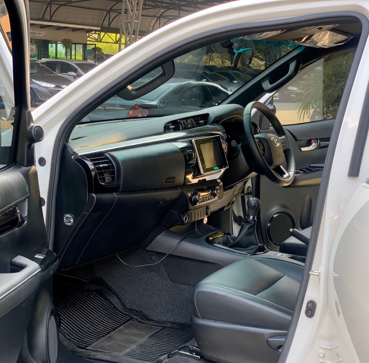 Toyota Hilux Revo Prerunner (4 ประตู) ปี 2019 สีขาว (รูปที่ 12)