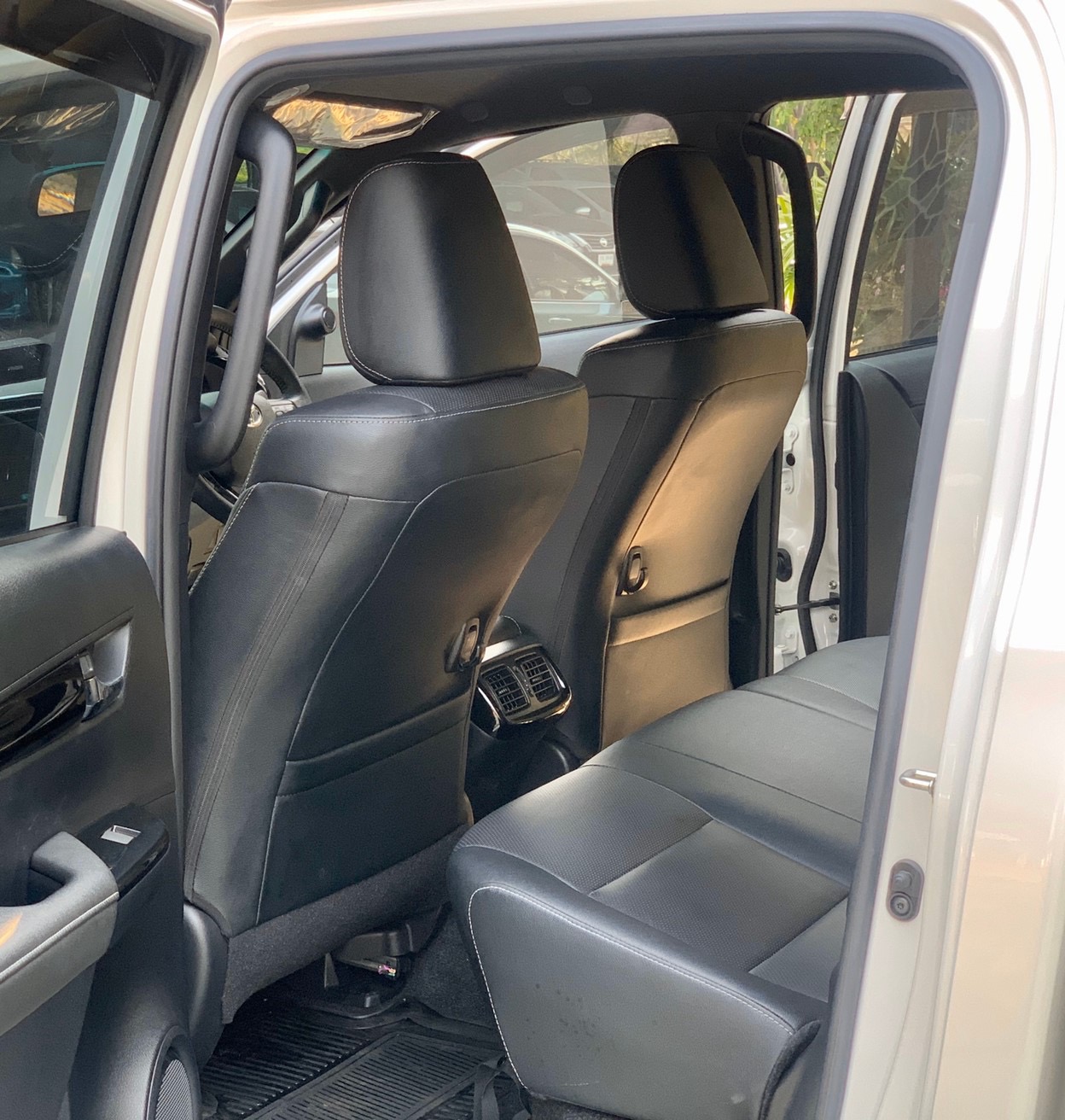 Toyota Hilux Revo Prerunner (4 ประตู) ปี 2019 สีขาว (รูปที่ 13)