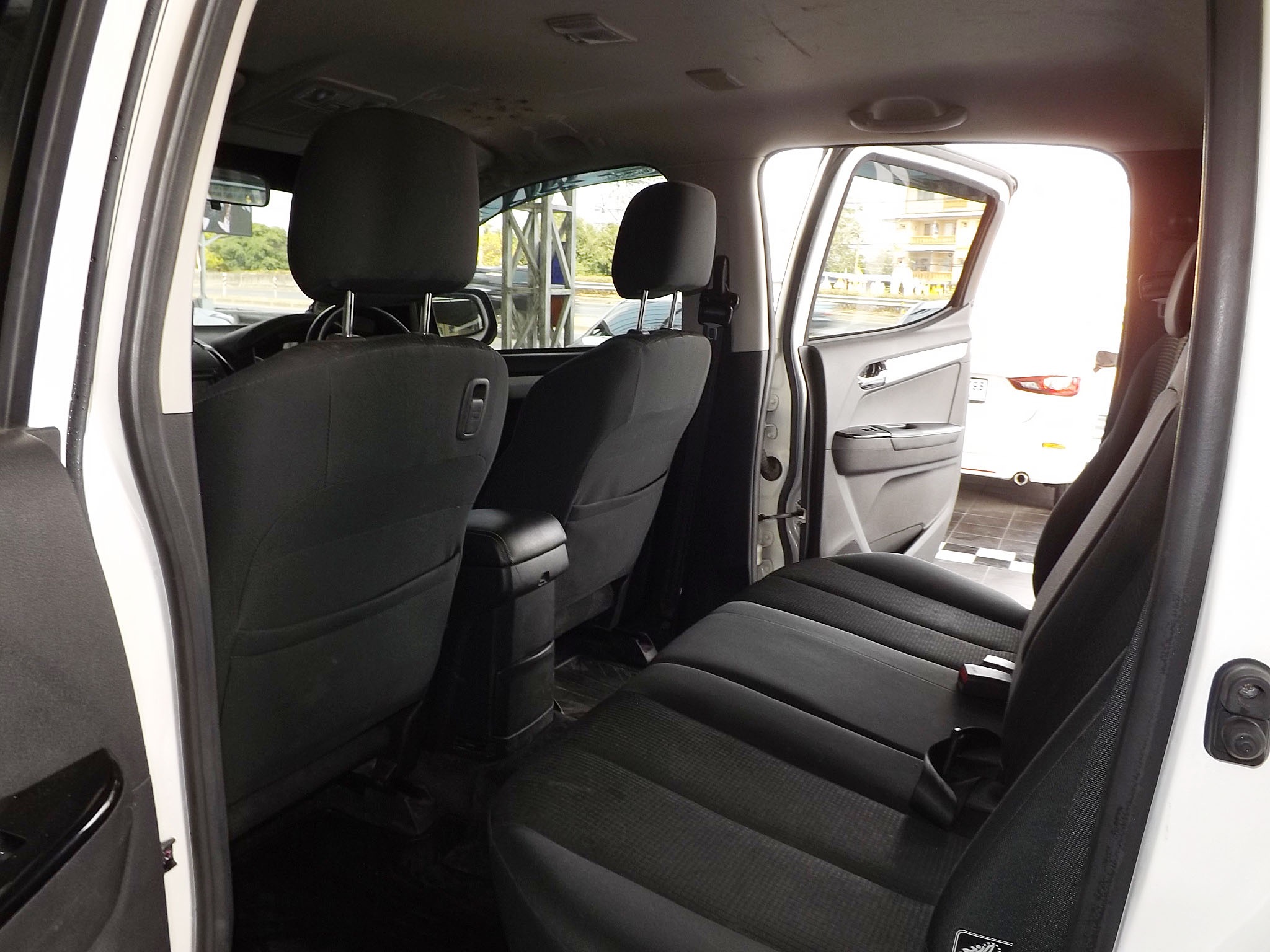 Isuzu D-Max Hi-Lander (Cab) ปี 2018 สีขาว (รูปที่ 7)