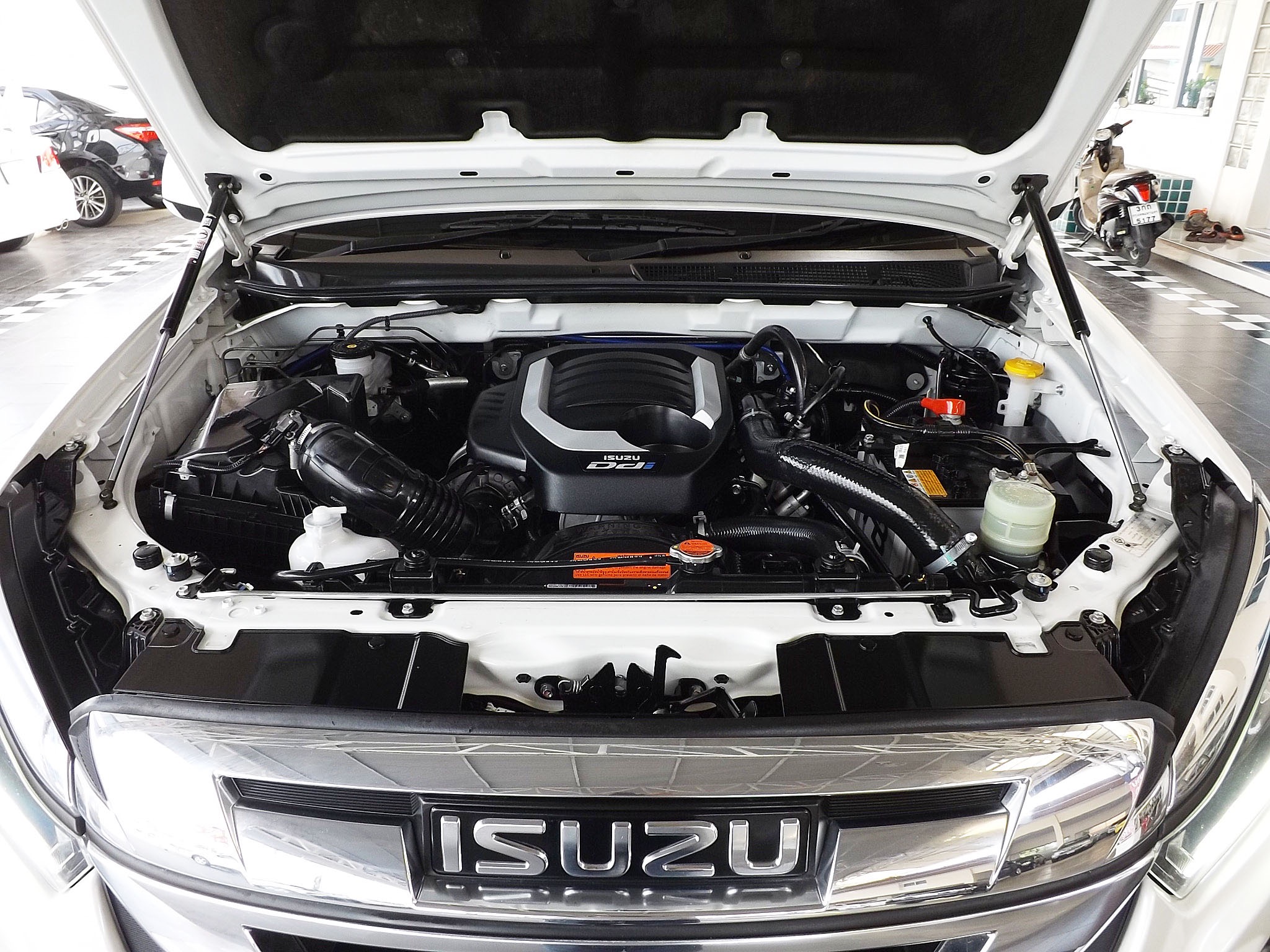 Isuzu D-Max Hi-Lander (Cab) ปี 2018 สีขาว (รูปที่ 8)