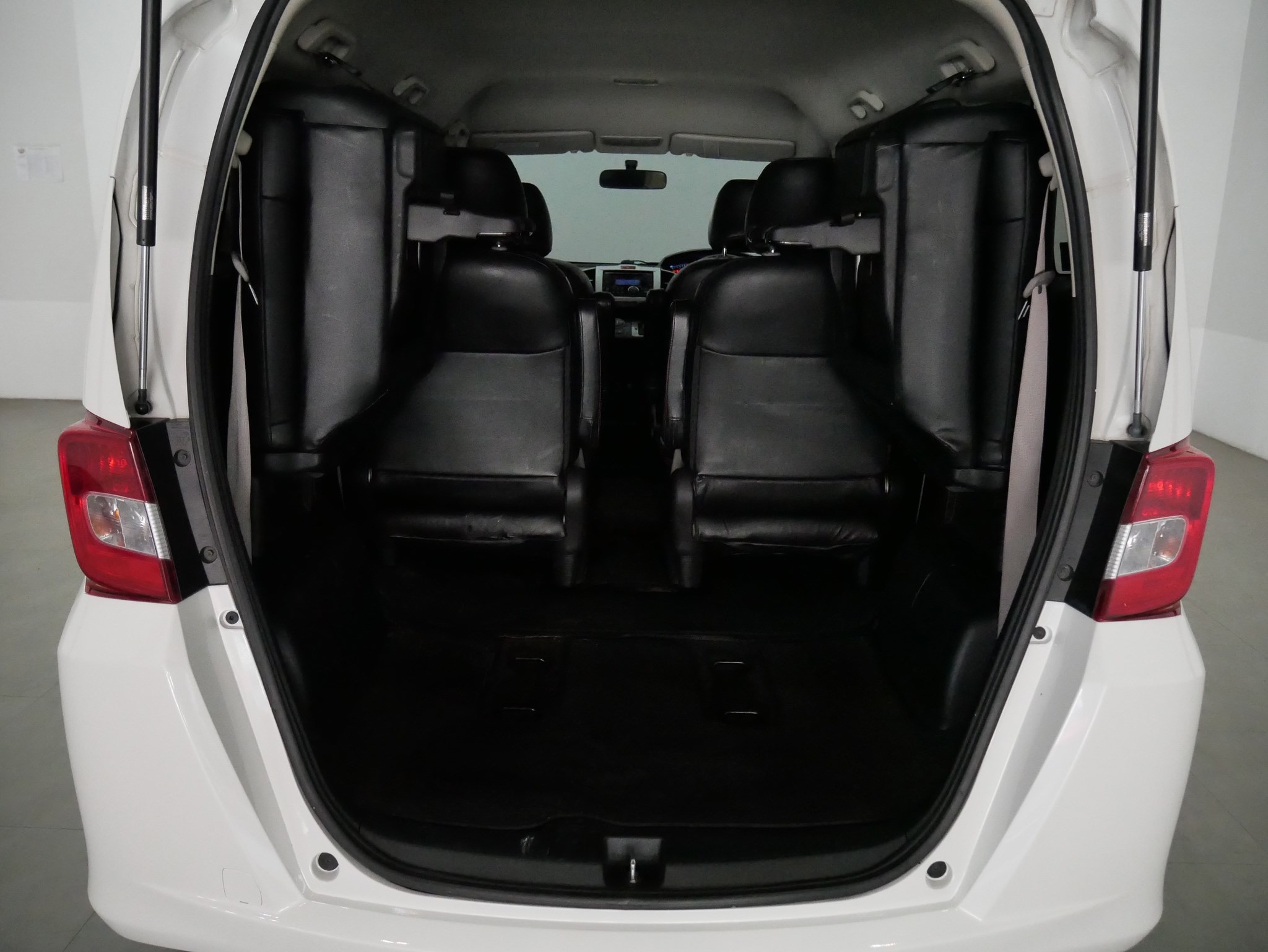 Honda Freed ปี 2012 สีขาว (รูปที่ 4)