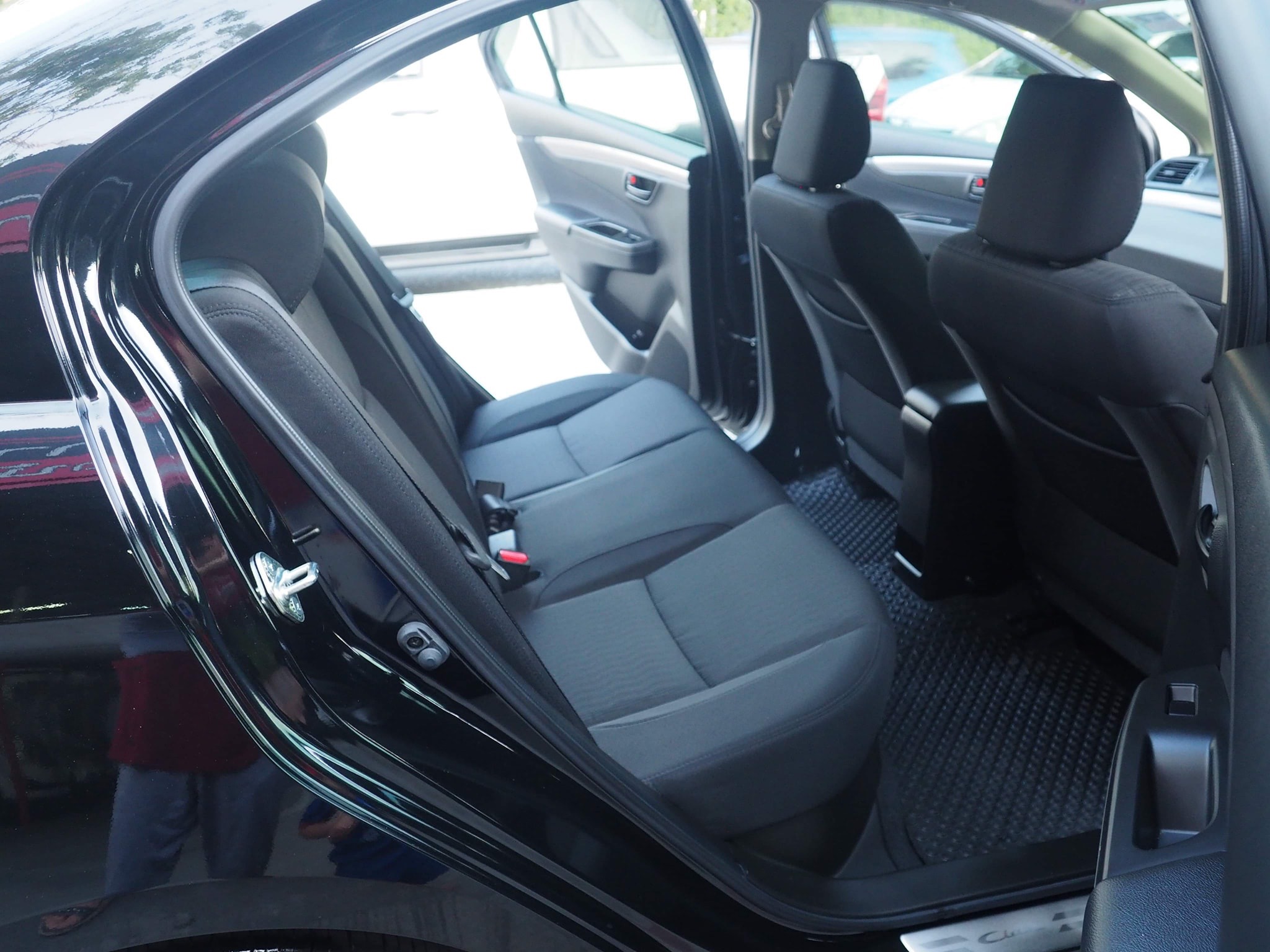 Suzuki Ciaz ปี 2014 สีดำ (รูปที่ 10)