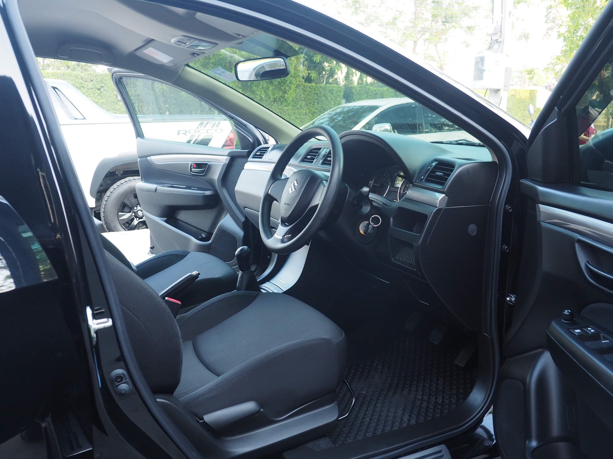 Suzuki Ciaz ปี 2014 สีดำ (รูปที่ 9)