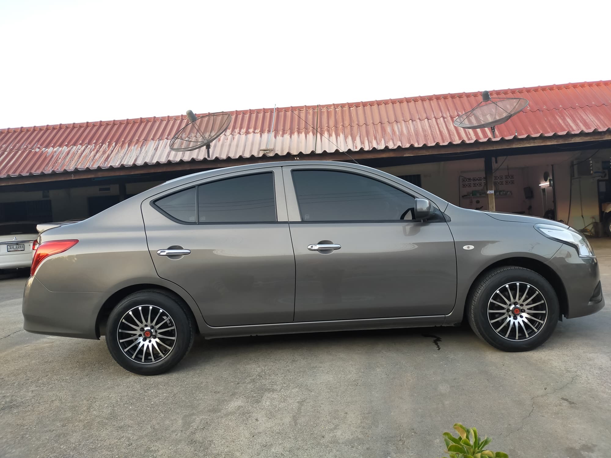 Nissan Almera ปี 2016 สีน้ำตาล (รูปที่ 7)