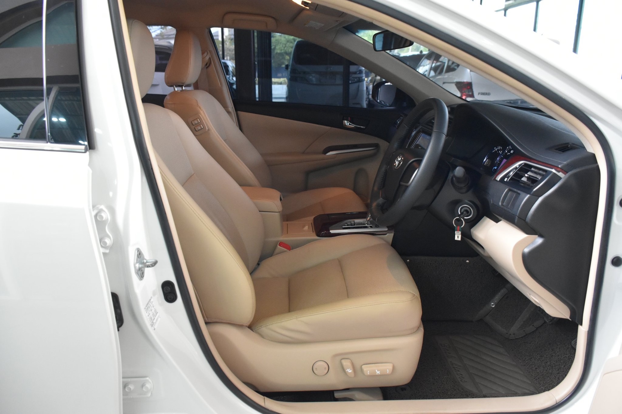 Toyota Camry ปี 2014 สีขาว (รูปที่ 6)