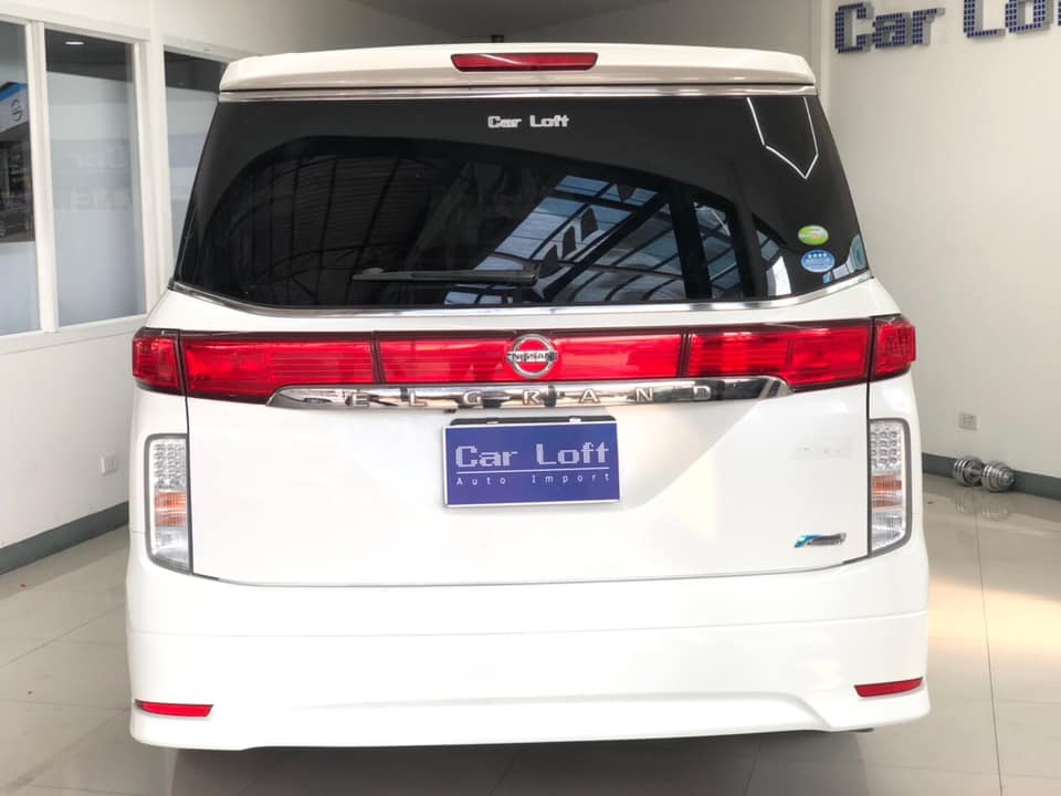 Nissan Elgrand ปี 2010 สีขาว