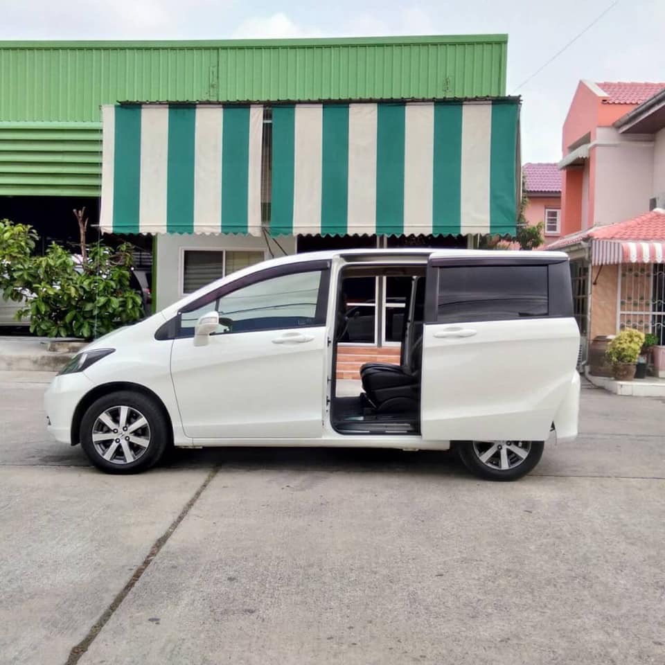 Honda Freed ปี 2012 สีขาว