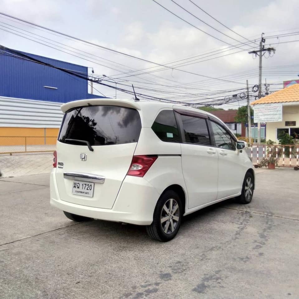 Honda Freed ปี 2012 สีขาว