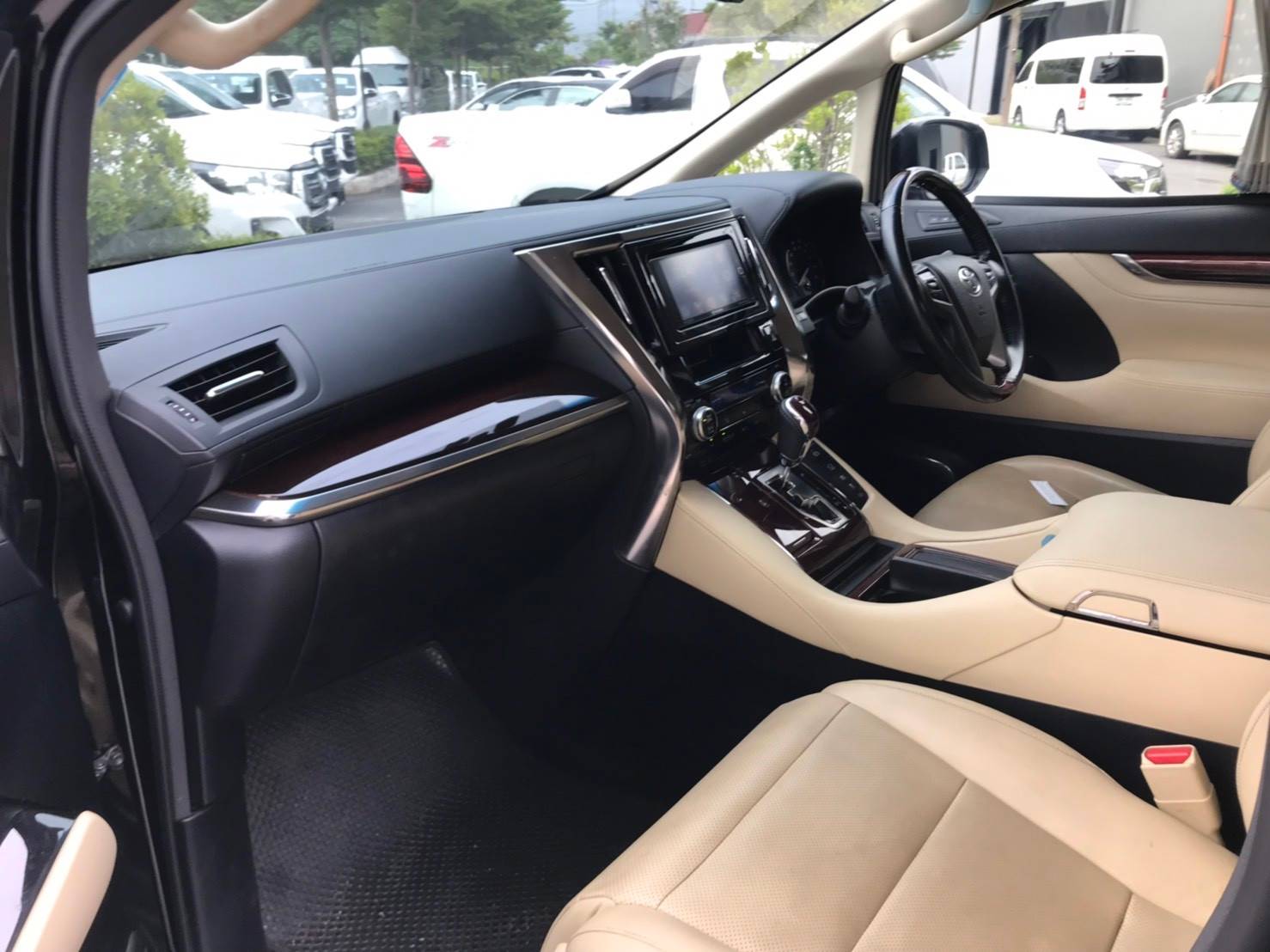 Toyota Alphard ปี 2016 สีดำ (รูปที่ 8)