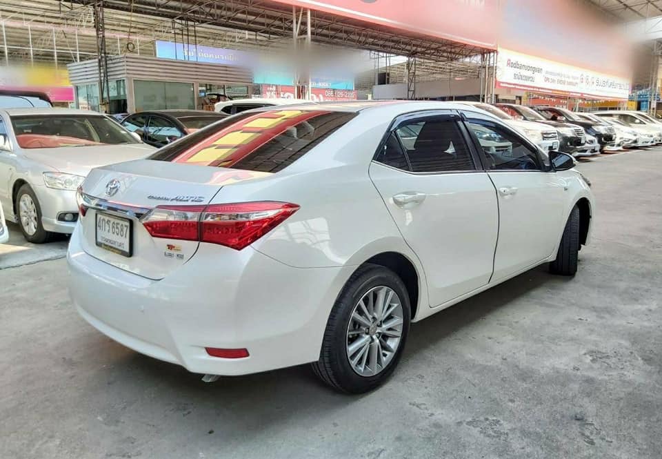 Toyota Corolla Altis ปี 2015 สีขาว