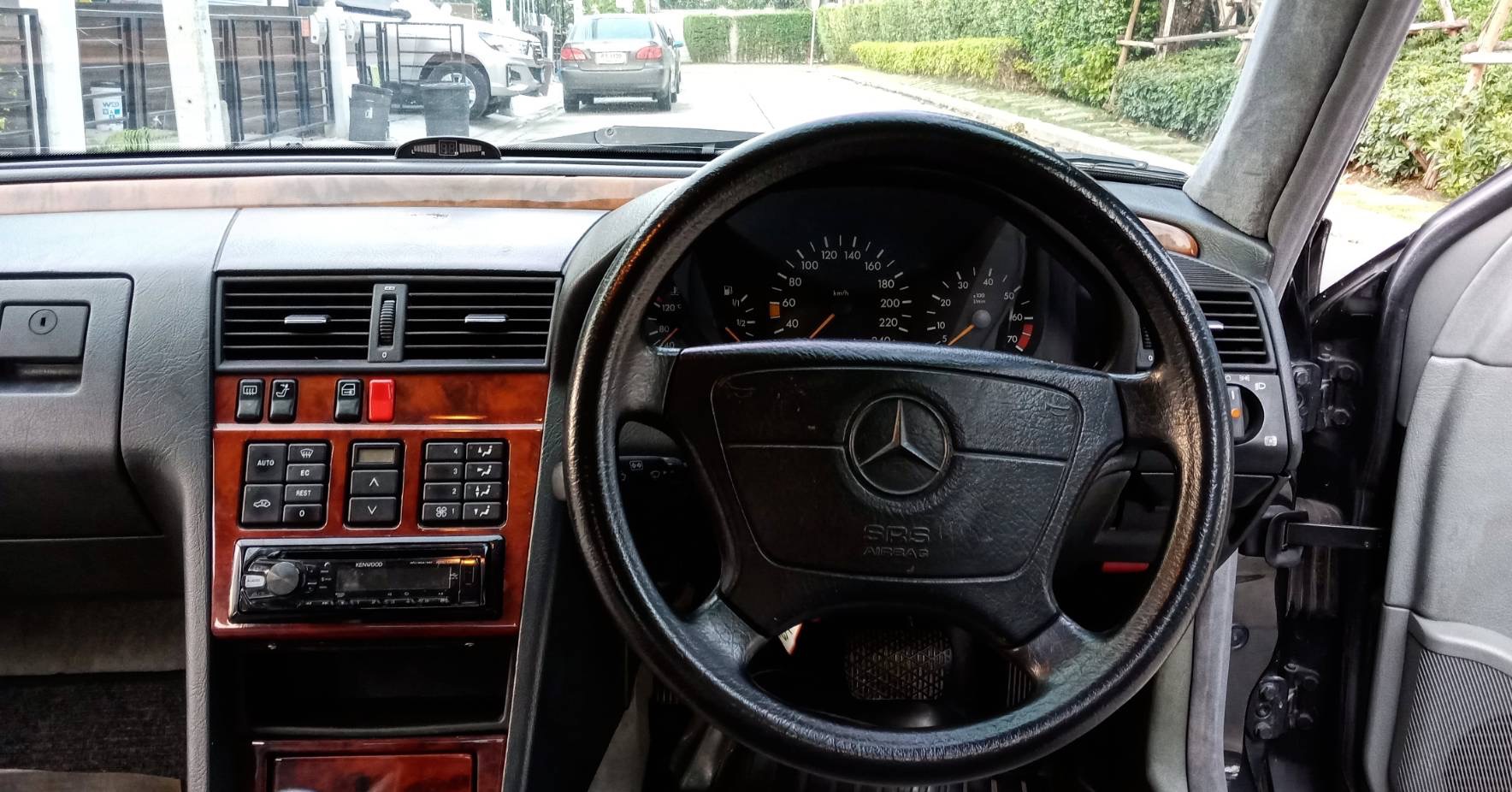 Mercedes-Benz C-Class W202 C180 ปี 1994 สีดำ (รูปที่ 11)