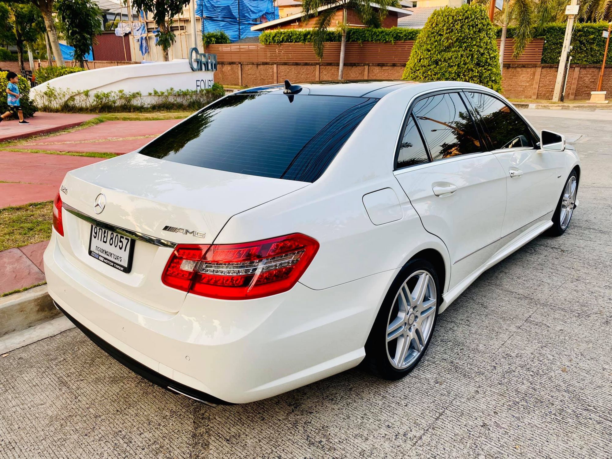 Mercedes-Benz E-Class W212 E200 ปี 2012 สีขาว (รูปที่ 4)