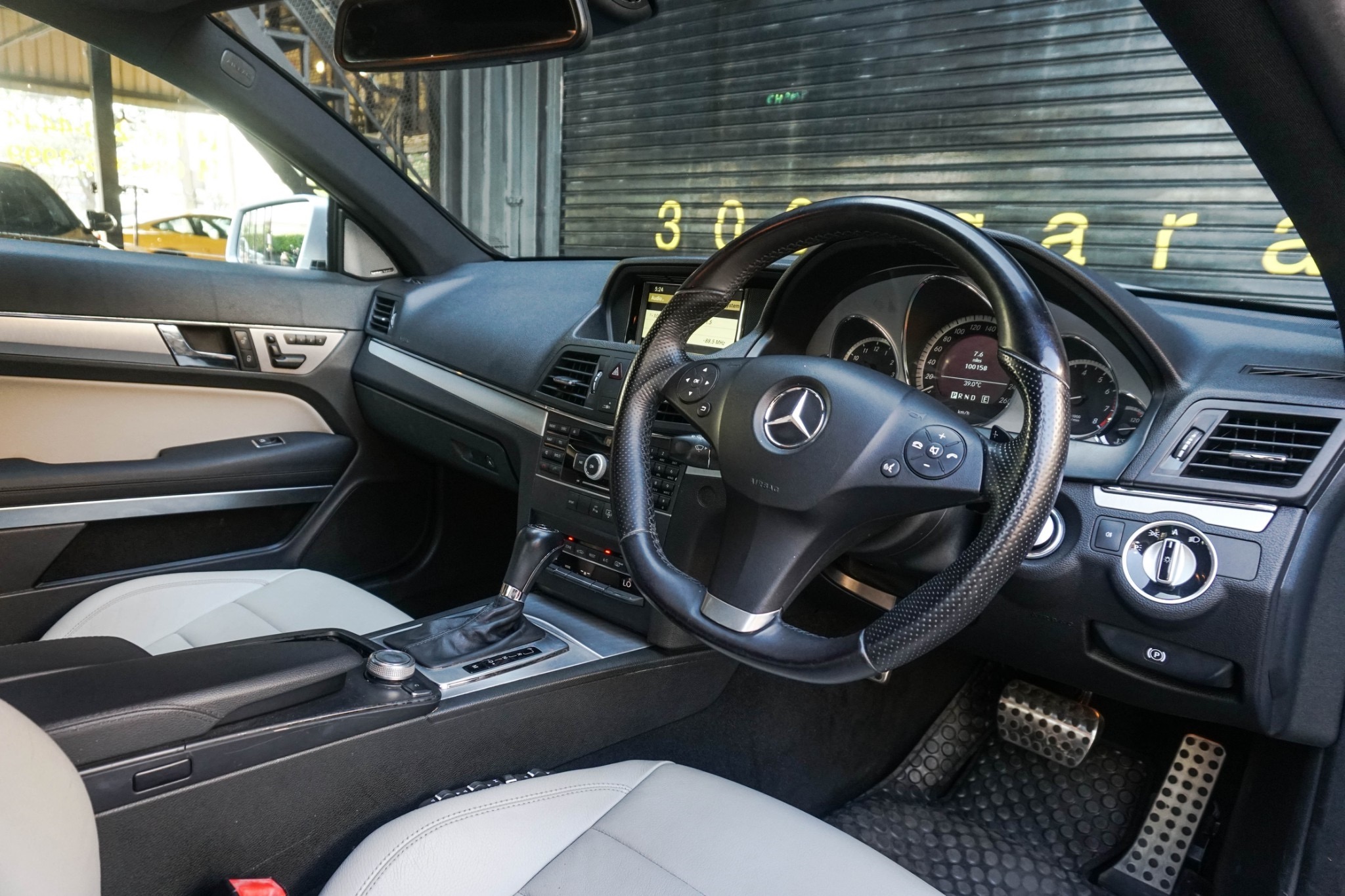 Mercedes-Benz C207 E250 ปี 2011 สีเงิน (รูปที่ 8)