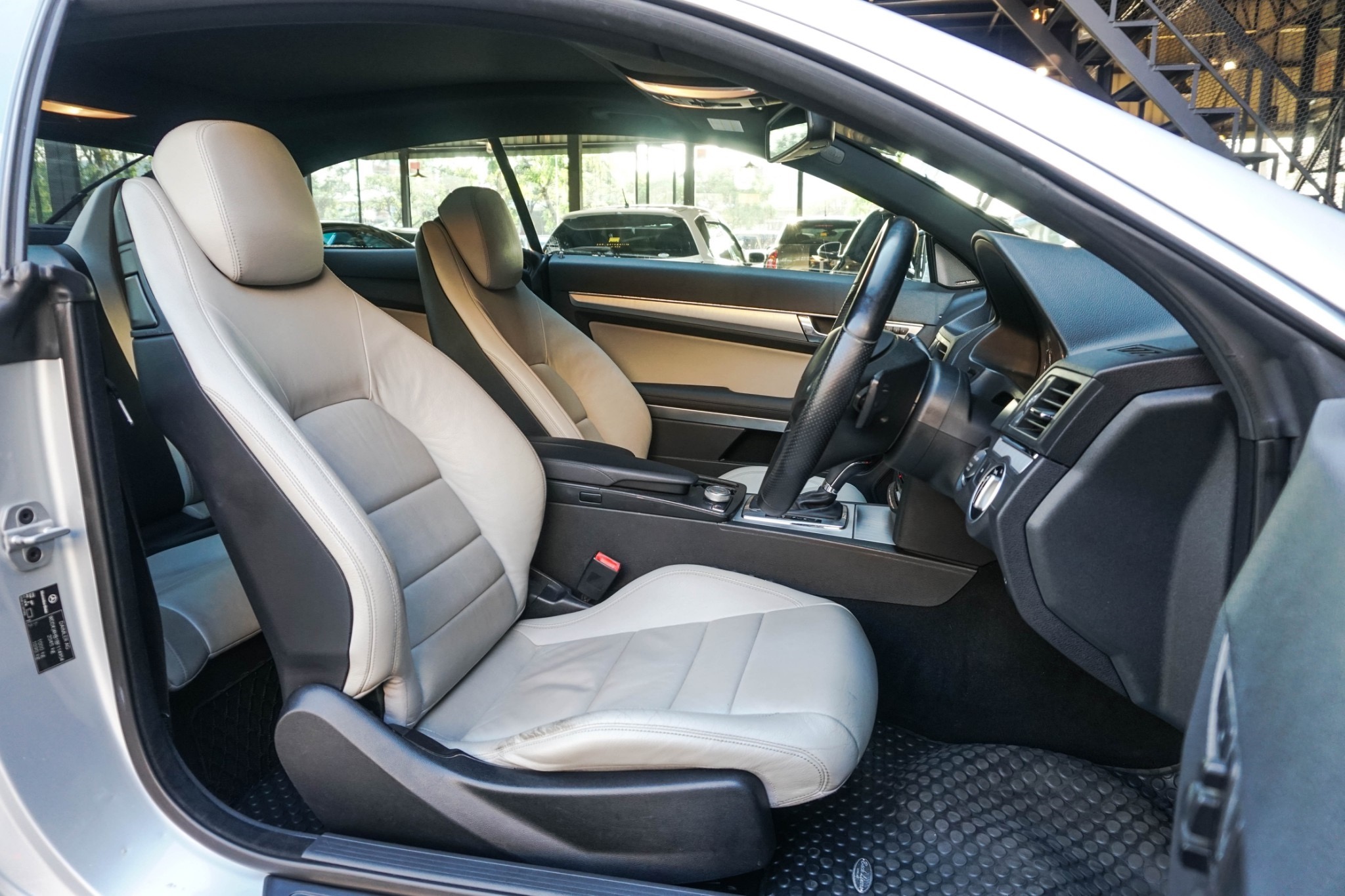 Mercedes-Benz C207 E250 ปี 2011 สีเงิน (รูปที่ 10)
