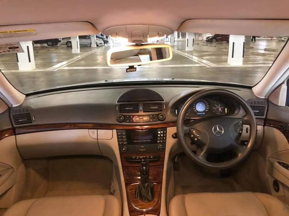 Mercedes-Benz E-Class W211 E220 ปี 2003 สีเทา (รูปที่ 4)
