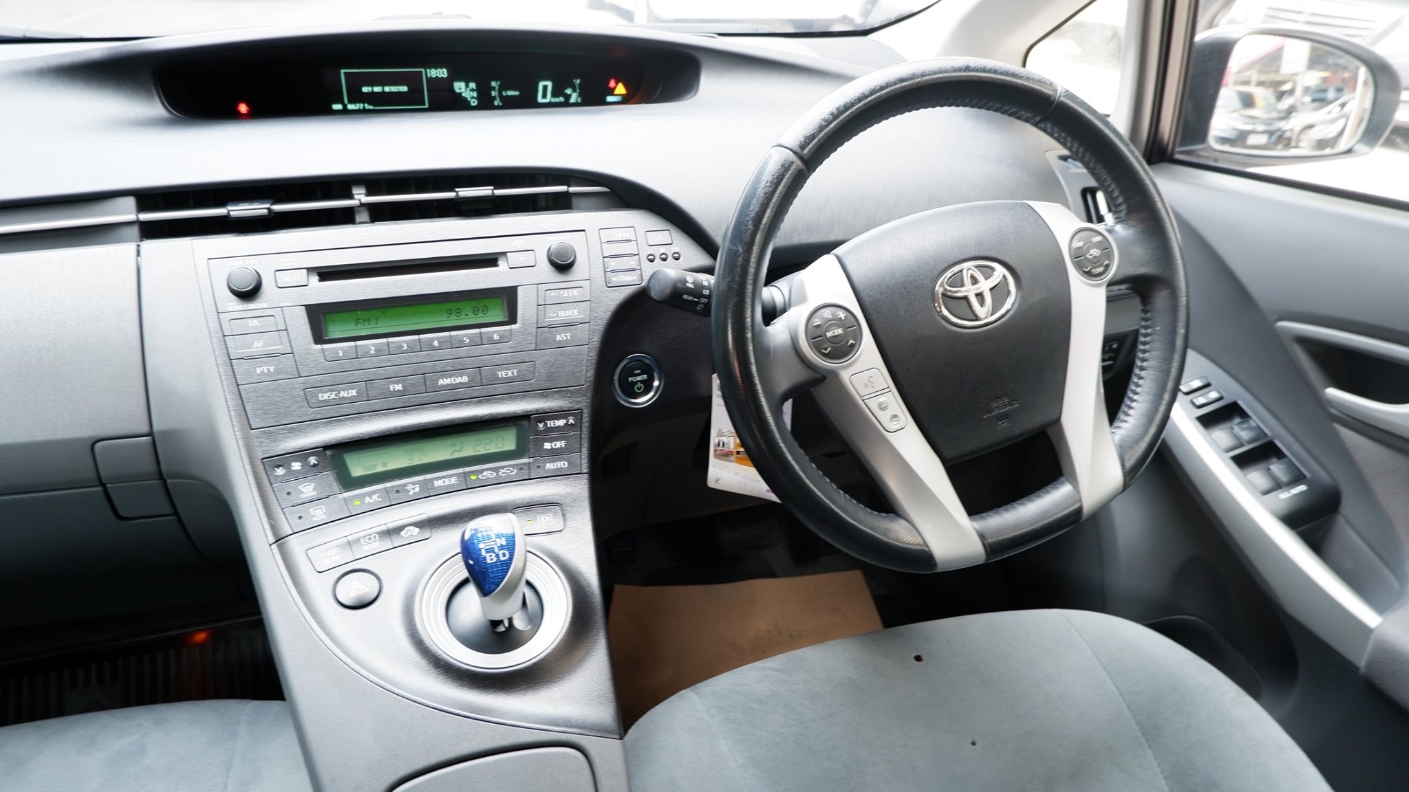 Toyota Prius ปี 2011 สีเงิน (รูปที่ 4)