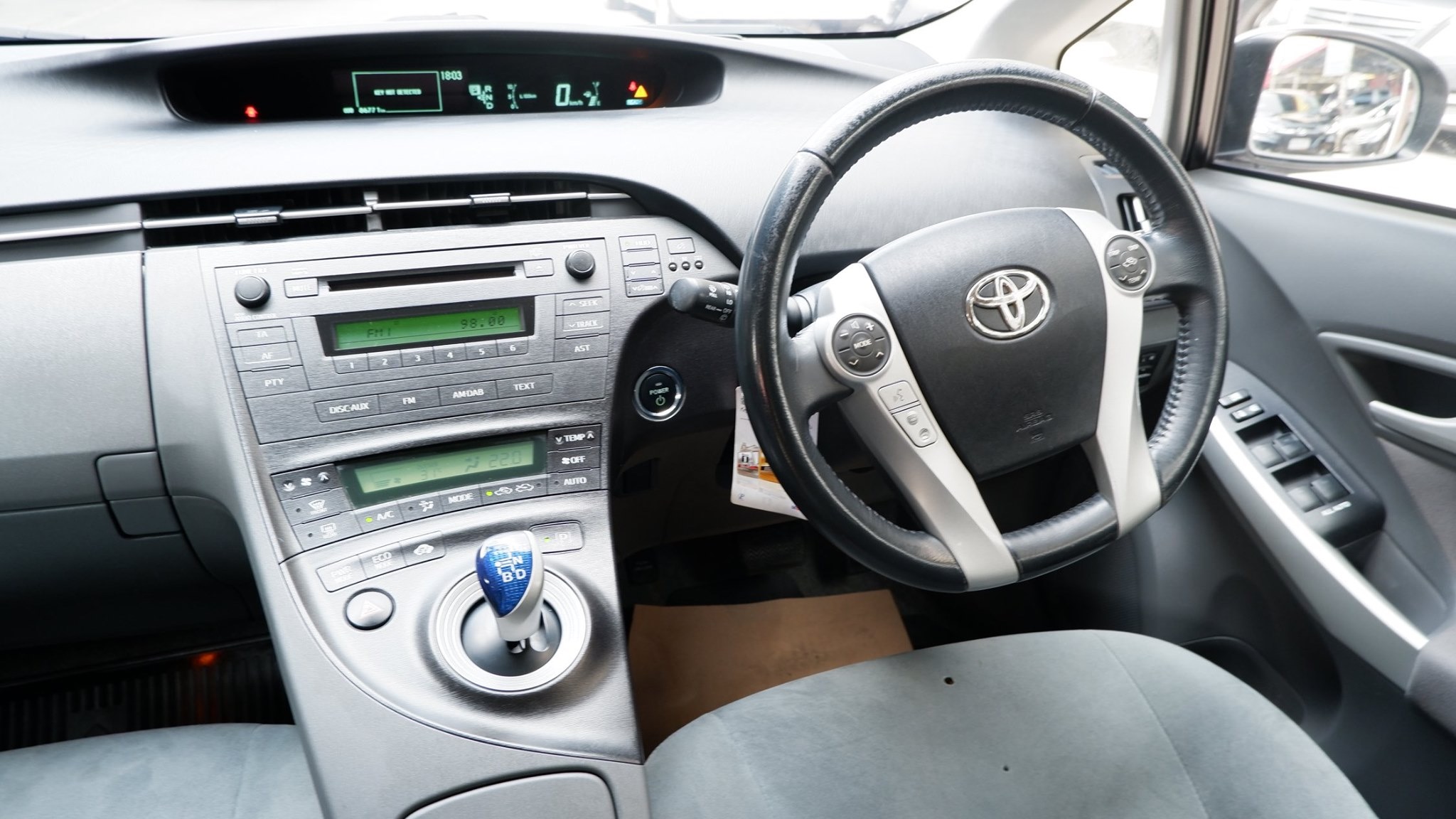 Toyota Prius ปี 2011 สีเงิน