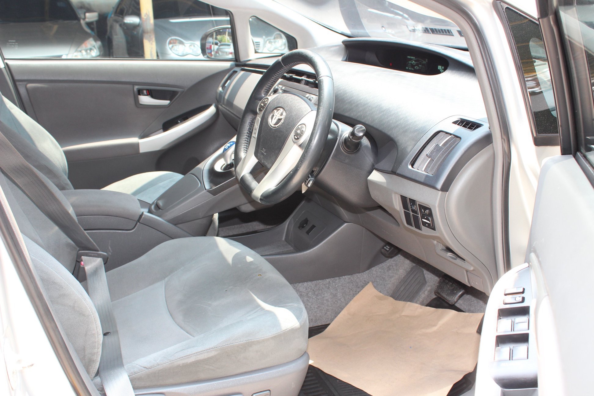 Toyota Prius ปี 2011 สีเงิน (รูปที่ 5)