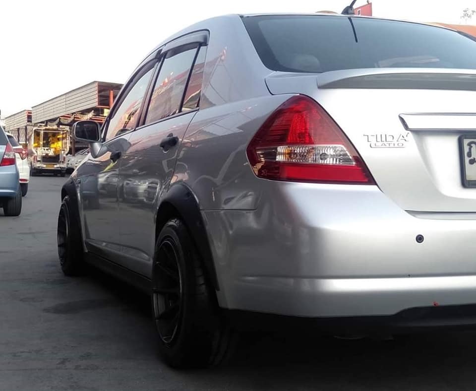 Nissan Tiida ปี 2010 สีเงิน