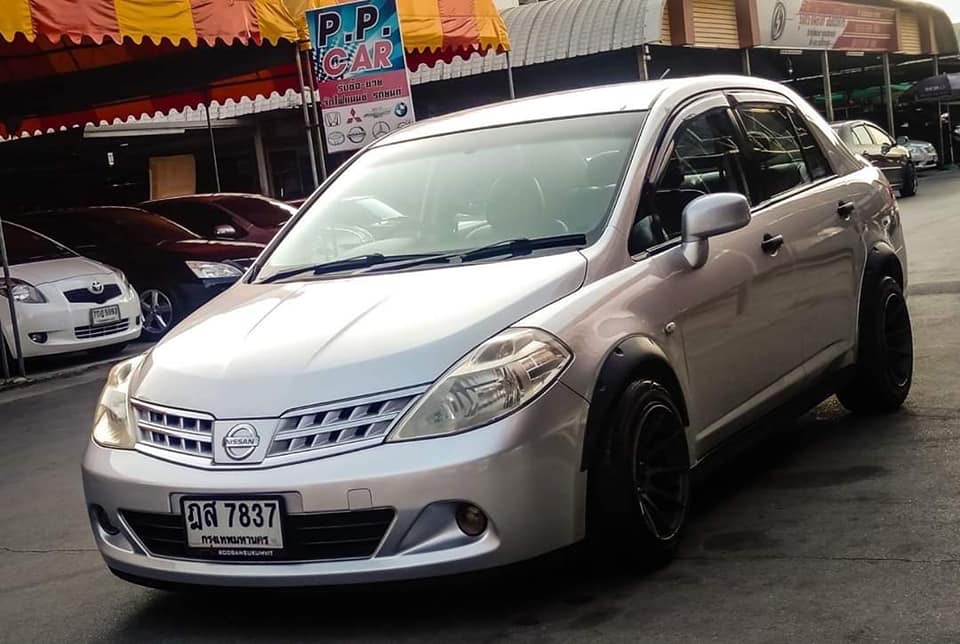 Nissan Tiida ปี 2010 สีเงิน